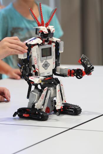 Abb.6: Lego Mindstorms hat mittlerweile mehreren Generationen einen attraktiven Einstieg in die Programmierung ermöglicht. © Bernhard Löwenstein & Elisabeth Weißenböck