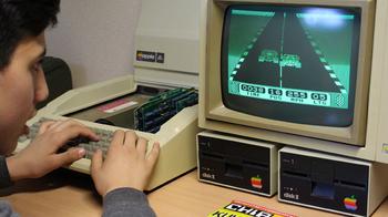 Abb. 1: Highlight auf der langen Coding-Nacht am St.-Georg-Gymnasium in Bocholt: Gaming auf dem Apple II. © Sven Volmering