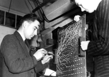 Andrew Booth und Kathleen Britten arbeiten am ersten Decoder für ihren Röntgenrechner. © IUCr / Contributed by L. M. D. Cranswick, <a href="https://www.iucr.org/gallery/individual?show=26437" target="_blank">Contributed by L. M. D. Cranswick</a>