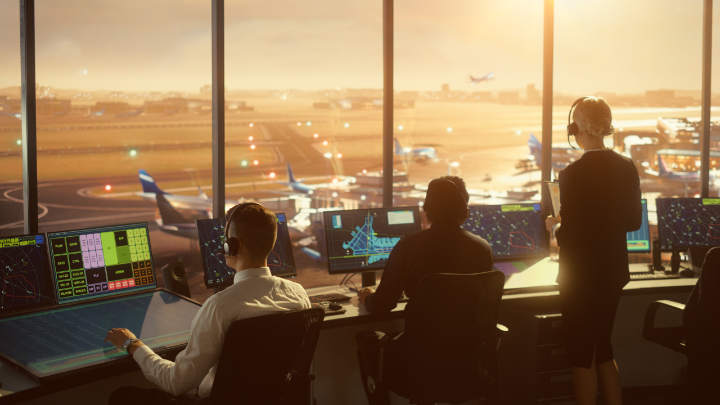 Wie ein Radar müssen bestimmte Faktoren abgescann werden, um zu beobachten, ob diese Faktoren im Team aktuell passen. © Adobe: Gorodenkoff / stock.adobe.com / 465015986 © Adobe: Gorodenkoff