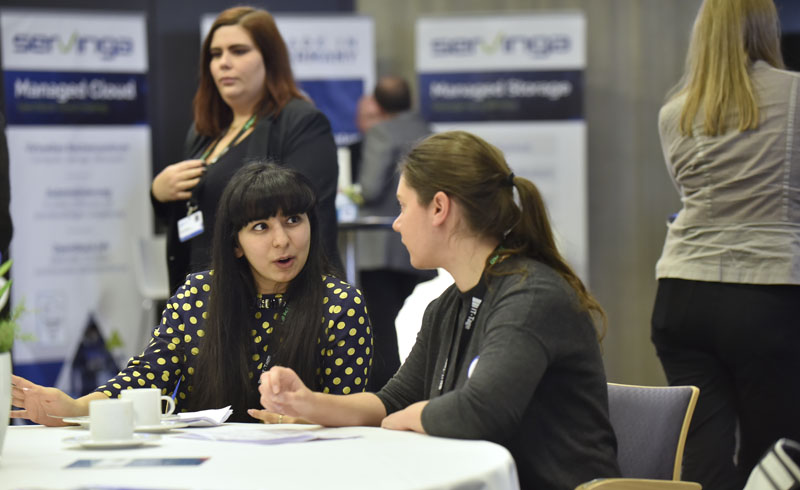 Gespräche während der Ausstellung im Kap Europa in Frankfurt © IT-Tage / Alkmene Verlag