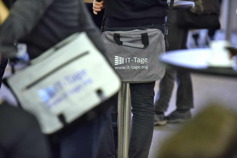 In der Konferenz-Tasche gibt es viel Konferenz-Material © IT-Tage / Alkmene Verlag